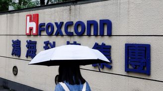 VIDEO DNE: Panika v Číně. Pracovníci továrny Foxconn, kde propukl covid-19, prchají z objektu
