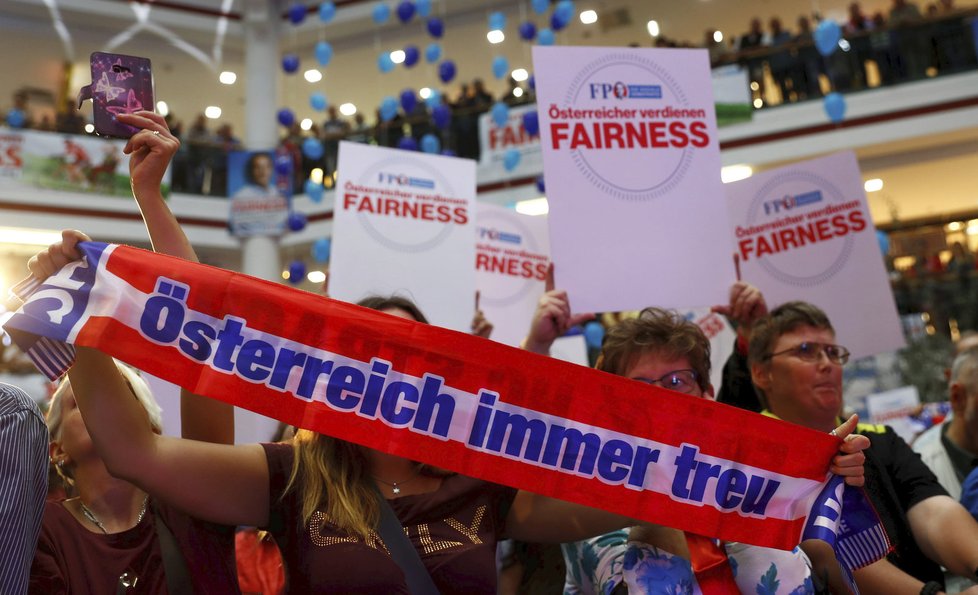 Při parlamentních volbách se sjeli podporovatelé Strany svobodných (FPÖ) a jejího předsedy Heinze-Christiana Stracheho.
