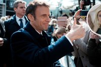 Francouzi si volí novou hlavu státu: První kolo má nízkou účast, postoupí zřejmě Macron a Le Penová