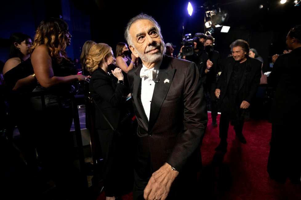 Režisér Francis Ford Coppola s ukrajinským odznakem na předávání Oscarů 2022