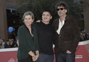 Frances McDormand s manželem Joelem Cohenem a adoptivním synem Pedrem