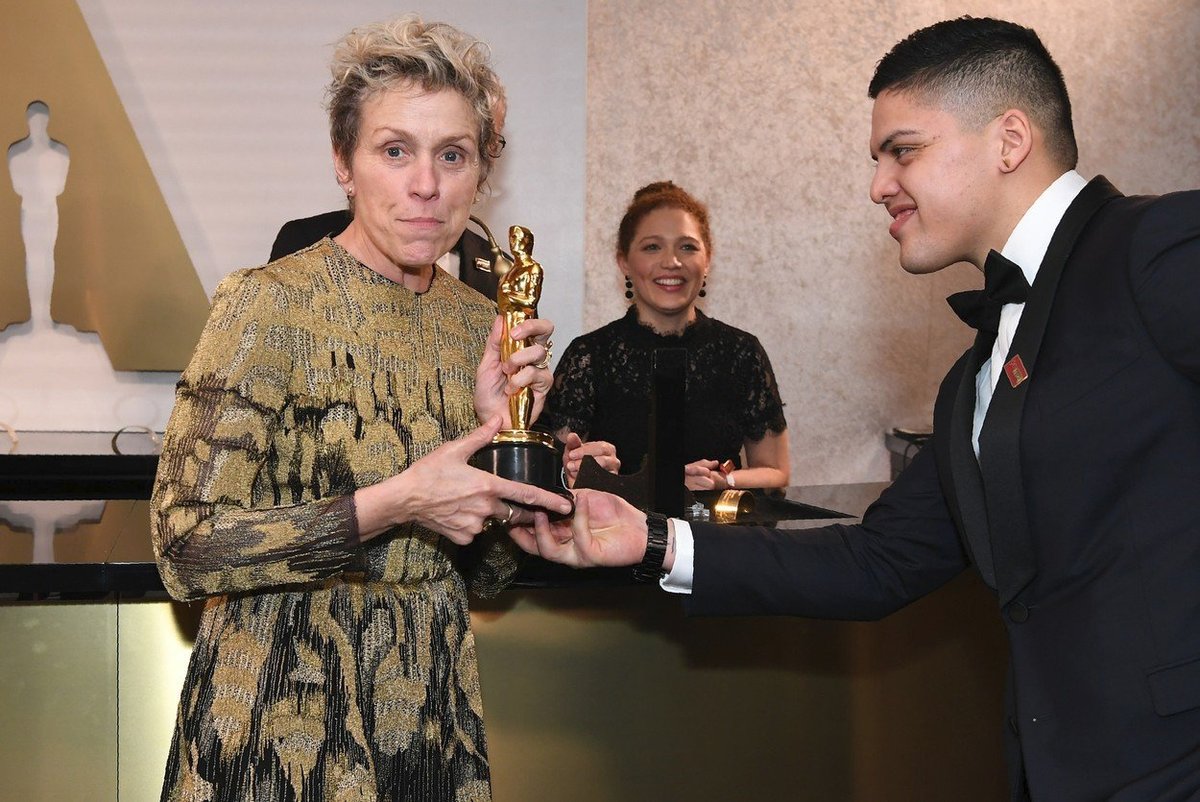 Frances McDormand si přebírá Oscara