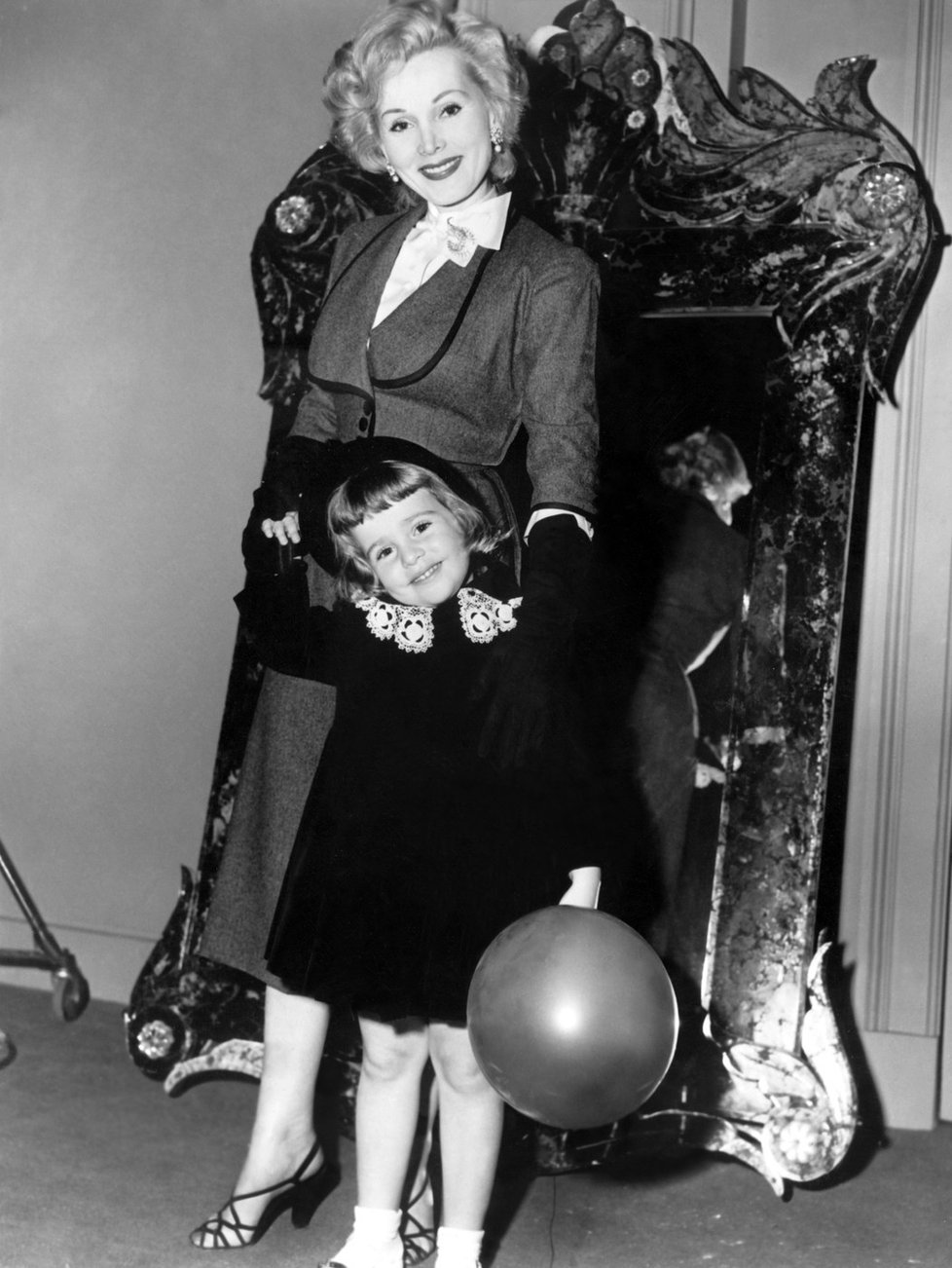 Malá Francesca Hilton se svou matkou Zsa Zsa Gabor v roce 1952