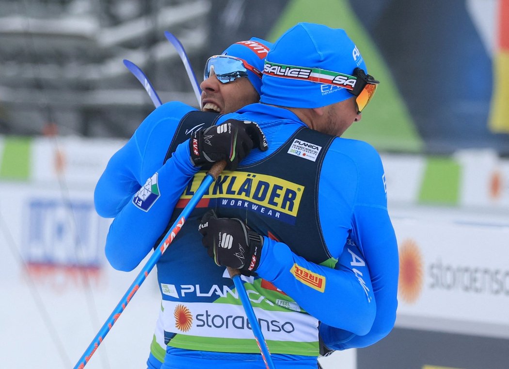 Italové Francesco de Fabiani a Federico Pellegrino slaví druhé místo v týmovém sprintu na MS