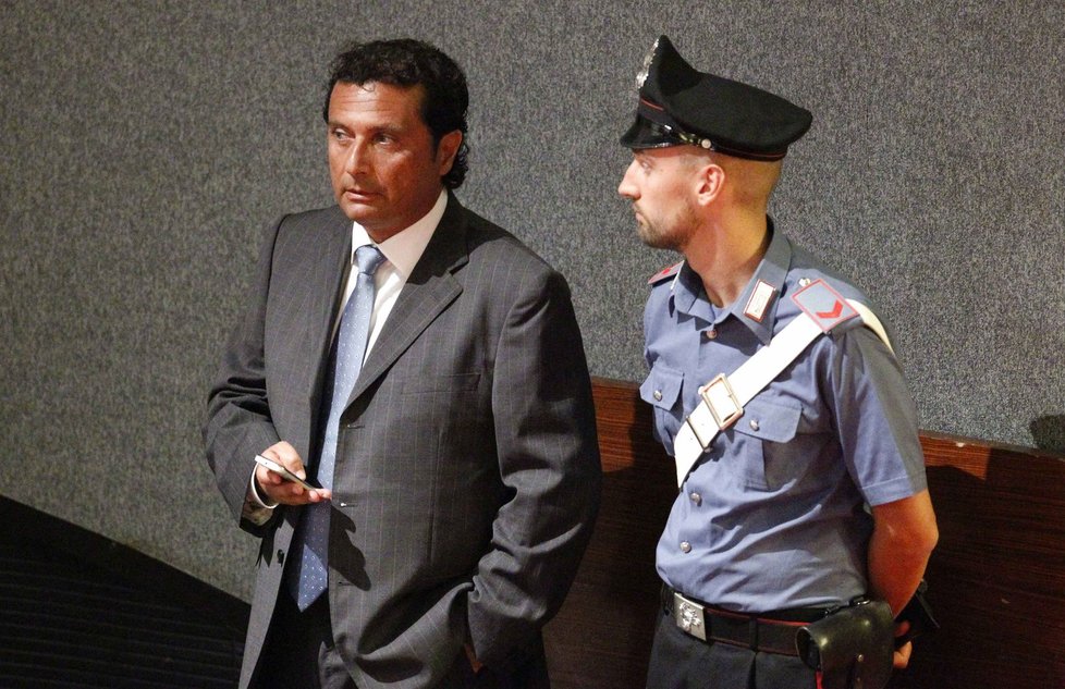 Kapitán Francesco Schettino je obžalován z neúmslného zabití 32 lidí