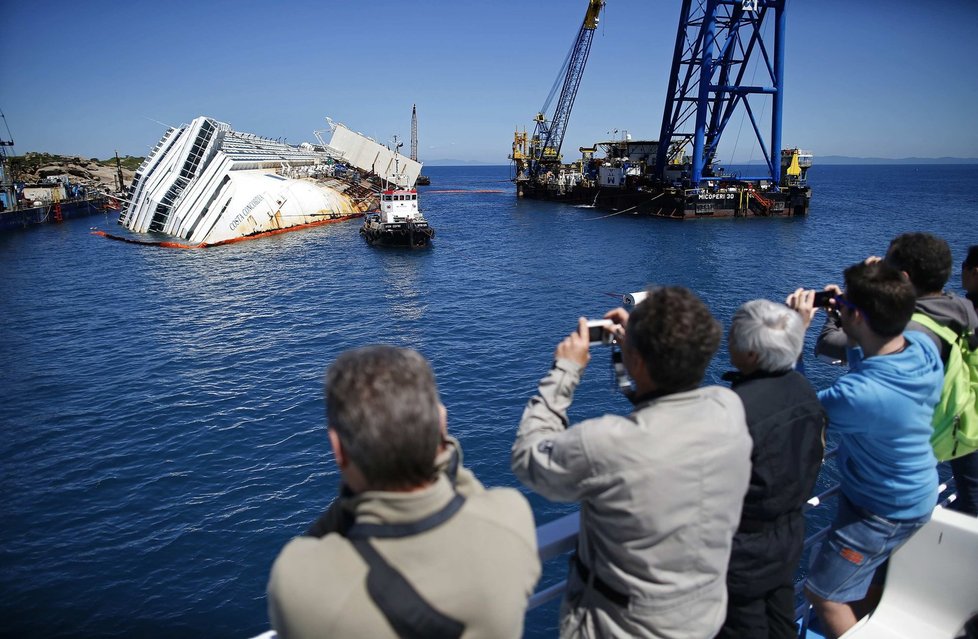 Turisté si fotí vrak lodi, ve které zemřelo 32 lidí
