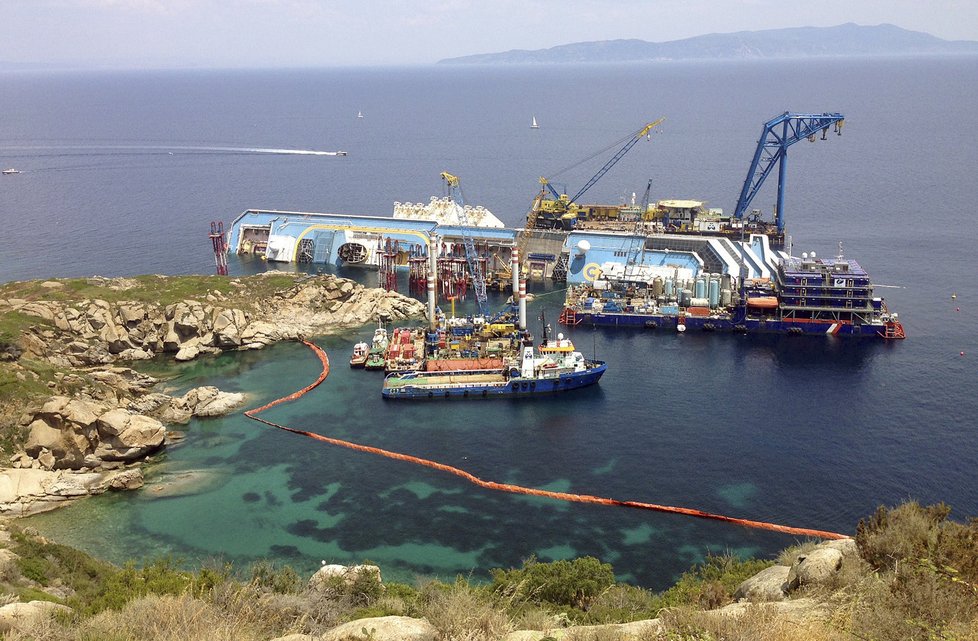 Vyprošťování vraku lodi pokračuje, ačkoli Concordia ztroskotala v lednu 2012