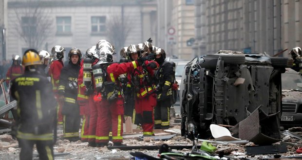 Děsivá exploze zabila v Paříži dva hasiče a turistku. Zraněných jsou desítky