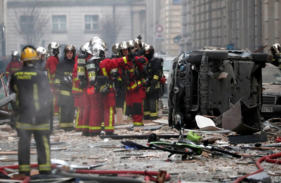 Hasiči na místě výbuchu v Paříži. (12.1.2019)
