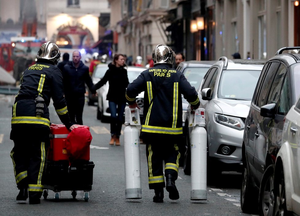 Hasiči na místě výbuchu v Paříži. (12.1.2019)