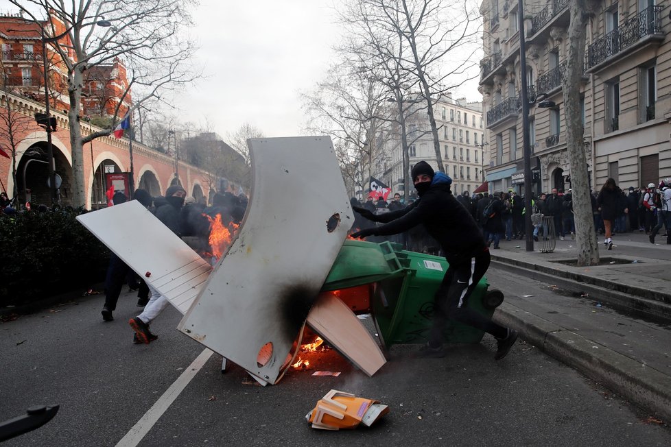 Ve Francii strhla penzijní reforma demonstrace. Na ulicích je k vidění i hořící panenka prezidenta Emanuela Macrona (11.1.2020)