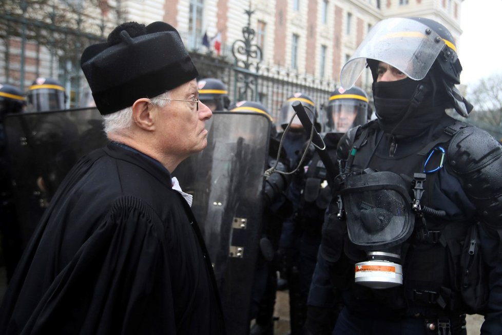 Ve Francii strhla penzijní reforma demonstrace. Na ulicích je k vidění i hořící panenka prezidenta Emanuela Macrona (11.1.2020)