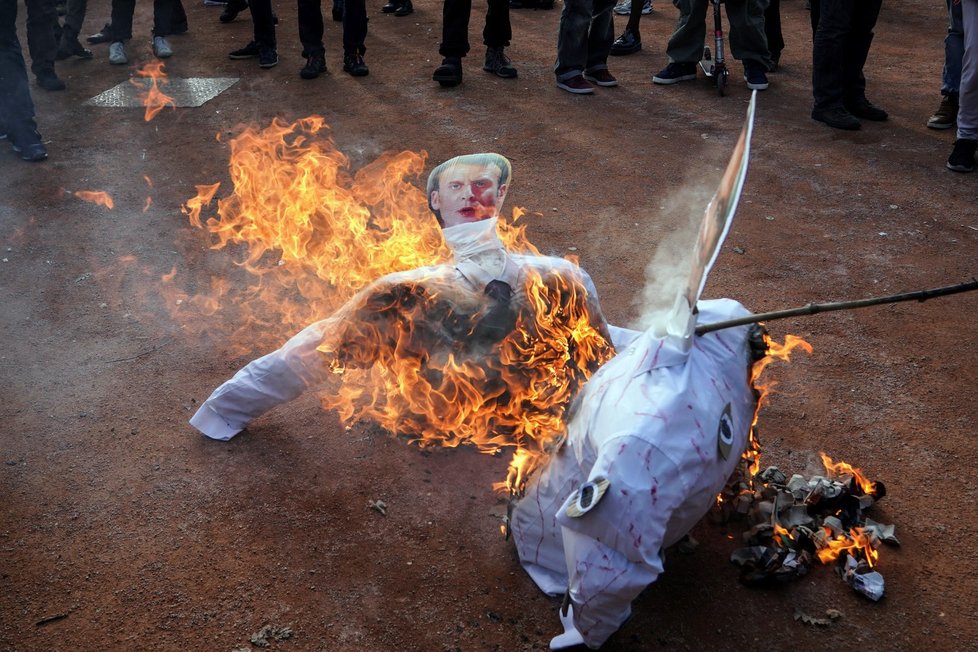 Ve Francii strhla penzijní reforma demonstrace. Na ulicích je k vidění i hořící panenka prezidenta Emanuela Macrona (11.1.2020)