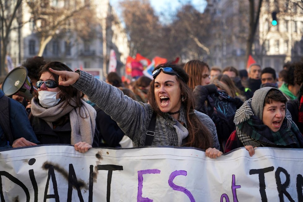 Ve Francii strhla penzijní reforma demonstrace. Na ulicích je k vidění i hořící panenka prezidenta Emanuela Macrona (11.1.2020)