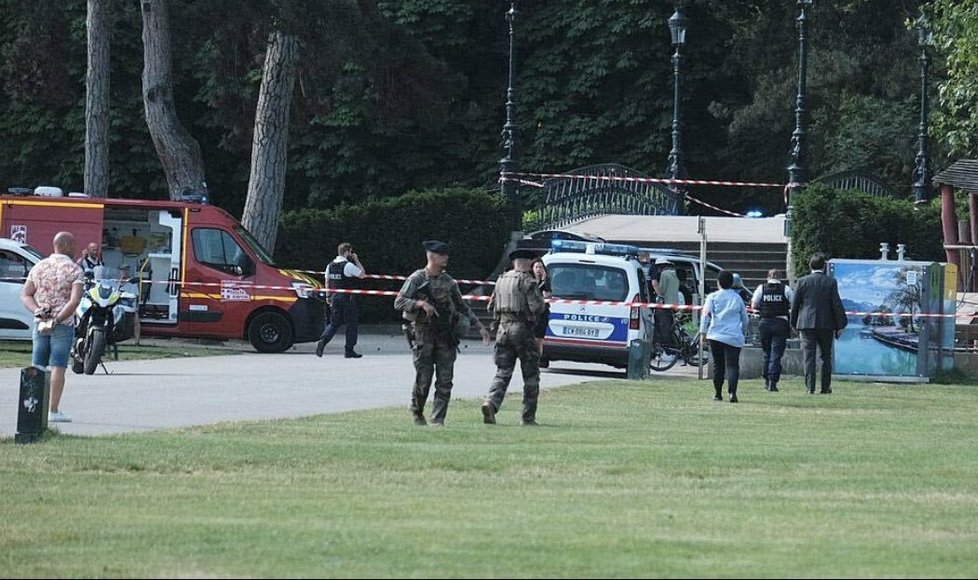 Ve východofrancouzském Annecy útočník pobodal sedm lidí, z toho šest dětí (8.6.2023).