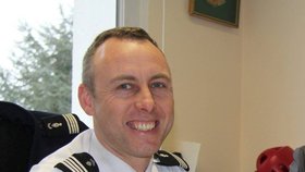 45letý policista Arnaud Beltrame zemřel při teroristickém útoku na jihu Francie. Nechal se vyměnit za rukojmí, jejichž životy tak zachránil.