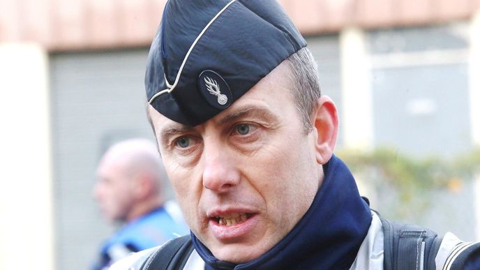 45letý policista Arnaud Beltrame zemřel při teroristickém útoku na jihu Francie. Nechal se vyměnit za rukojmí, jejichž životy tak zachránil