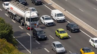 Zelená pohroma pro řidiče. Francie uvrhla auta pod drsné daně, nová pravidla trestají i rodinné hybridy Zelená pohroma pro řidiče. Francie uvrhla auta pod drsné daně, nová pravidla trestají i rodinné hybridy