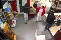 Lupiče s pistolí zmlátila majitelka baru ve Francii jeho vlastním batohem