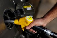 Ceny benzínu a nafty v Česku dál klesají, oproti minulému týdnu zlevňování však zpomalilo