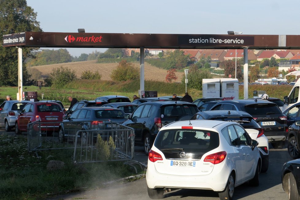 Kolony kvůli nedostatku benzinu na pumpách ve Francii (11.10.2022)