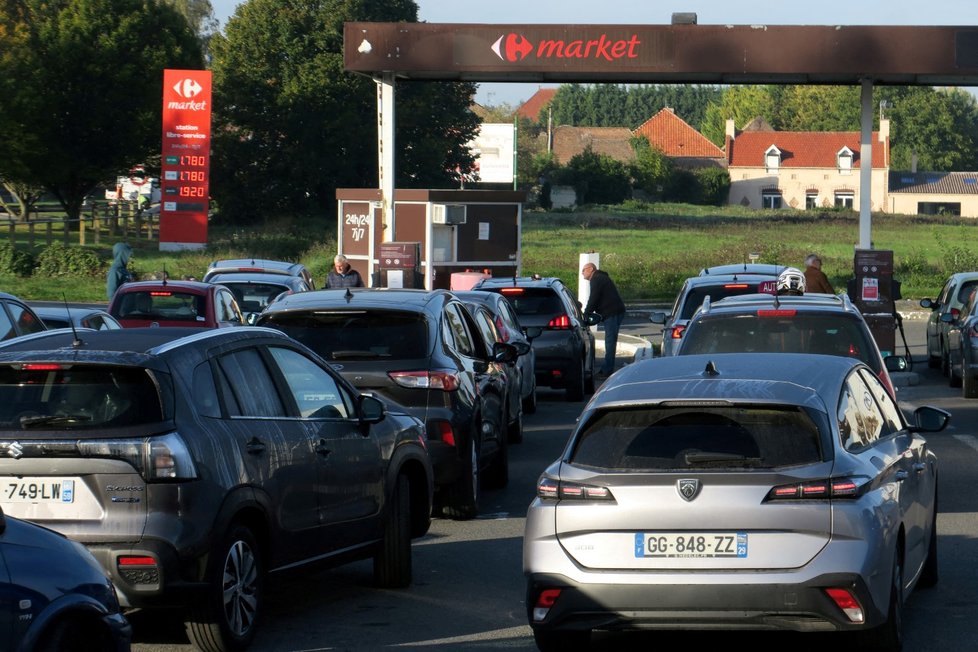 Kolony kvůli nedostatku benzinu na pumpách ve Francii (11.10.2022)