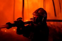 Mohutný požár se znovu rozhořel v Bordeaux: 2000 evakuovaných lidí, hasiči mluví o „příšeře“