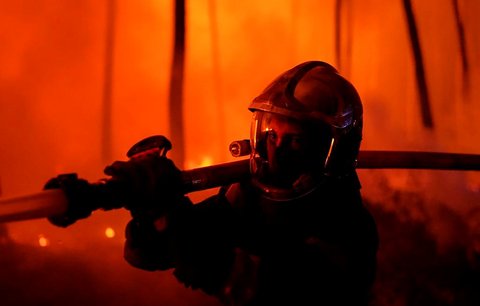 Mohutný požár se znovu rozhořel v Bordeaux: 2000 evakuovaných lidí, hasiči mluví o „příšeře“