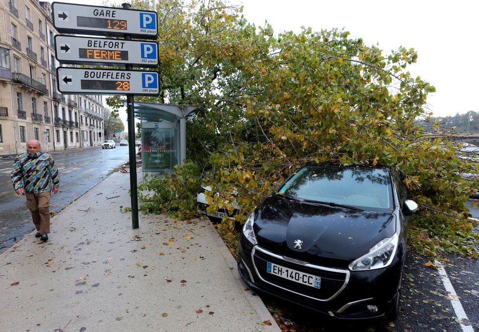 Francii zasáhla bouře Amélie, bez proudu je 140 000 domácností (3. 11. 2019)