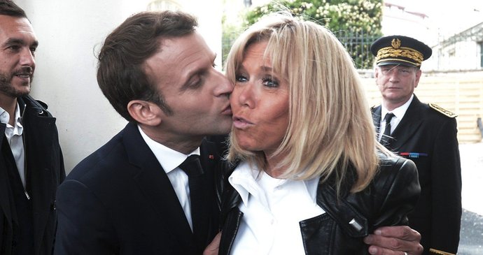 Francouzský prezident Emmanuel Macron s manželkou Brigitte.
