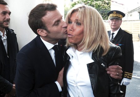 Francouzský prezident Emmanuel Macron s manželkou Brigitte.