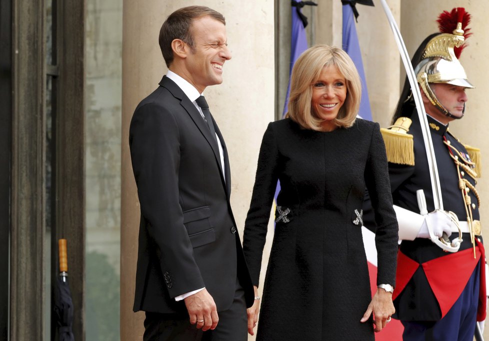 Prezident Emmanuel Macron s manželkou Brigitte.