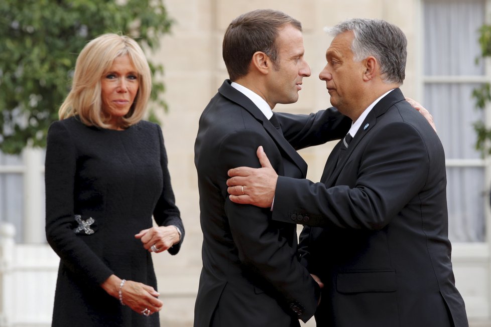 Prezident Emmanuel Macron s manželkou Brigitte v Elysejském paláci uvítali maďarského premiéra Viktora Orbána.