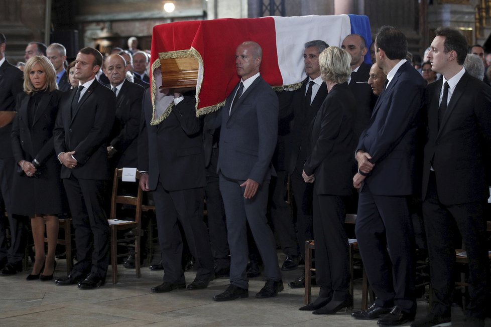 Prezident Emmanuel Macron s manželkou Brigitte na zádušní mši za Jacquesa Chiraka.