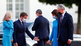 Francouzský prezident Emmanuel Macron s manželkou Brigitte na návštěvě Litvy. Na snímku s litevským prezidentem  Gitanasem Nausedou a jeho ženou Dianou.