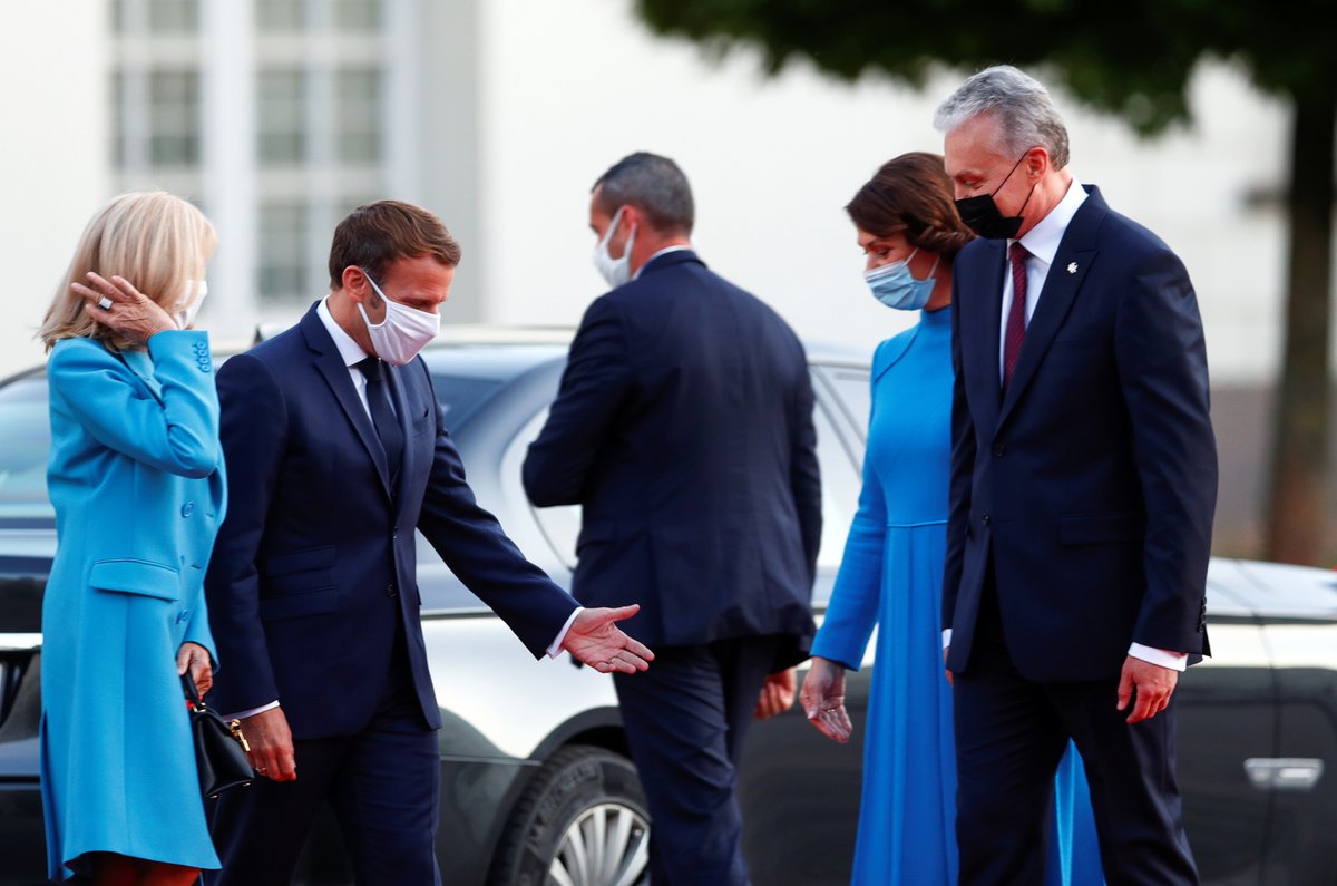 Francouzský prezident Emmanuel Macron s manželkou Brigitte na návštěvě Litvy. Na snímku s litevským prezidentem  Gitanasem Nausedou a jeho ženou Dianou.