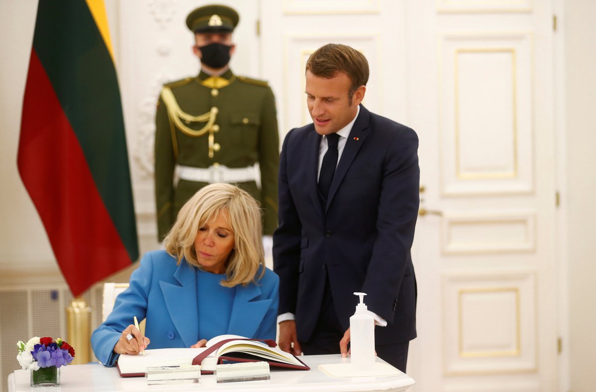 Francouzský prezident Emmanuel Macron s manželkou Brigitte na návštěvě Litvy.