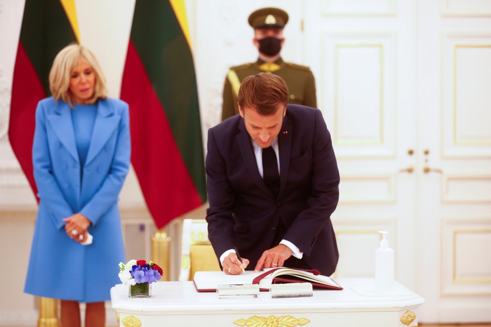 Francouzský prezident Emmanuel Macron s manželkou Brigitte na návštěvě Litvy.