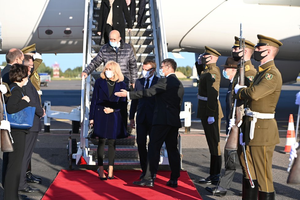 Francouzský prezident Emmanuel Macron s manželkou Brigitte na návštěvě Litvy