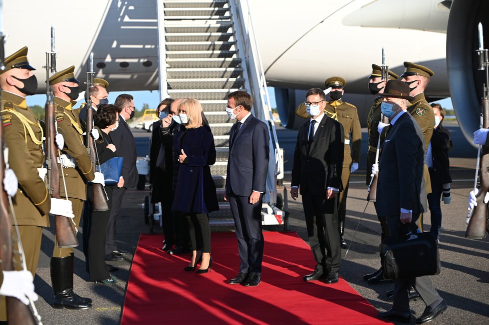 Francouzský prezident Emmanuel Macron s manželkou Brigitte na návštěvě Litvy