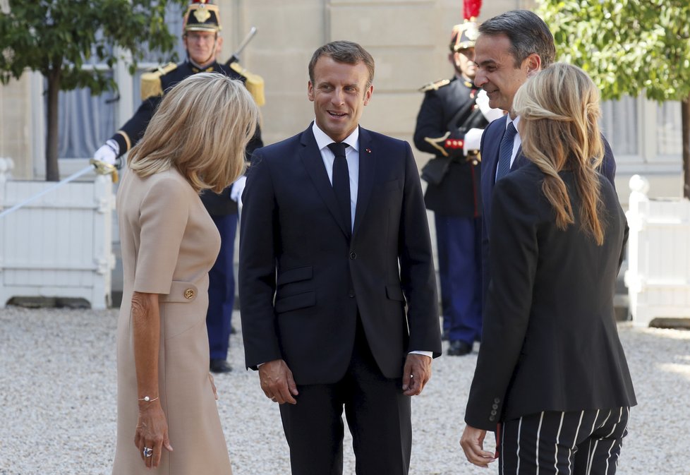 Macronovi s řeckým premiérem Mitsotakisem a jeho  manželkou Marevou Grabowskou-Mitsotakisovou.