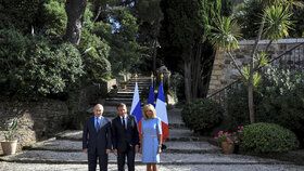 Brigitte Macronová doprovázela manžela, Emmanuela Macrona na setkání s ruským prezidentem Vladimirem Putinem.