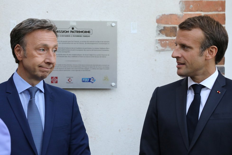 Prezident Macron s moderátorem Stéphanem Bernem.
