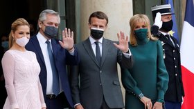 Francouzský prezident Emmanuel Macron s manželkou Brigitte hostili argentinského prezidenta.