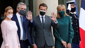 Perfektně sladěná Macronová okouzlila první pár. Smaragdově zelenou měla i roušku