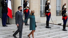 Francouzský prezident Emmanuel Macron s manželkou Brigitte hostili argentinského prezidenta.