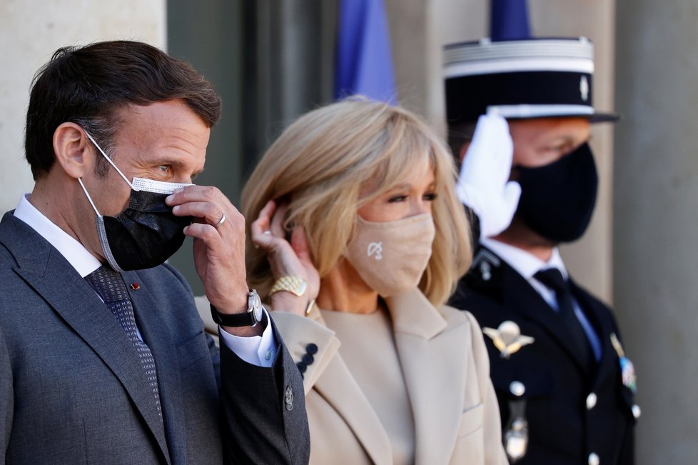 Francouzský prezident Emmanuel Macron s manželkou Brigitte.