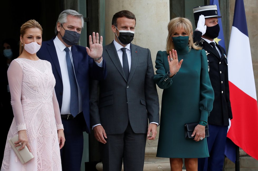 Francouzský prezident Emmanuel Macron s manželkou Brigitte hostili argentinského prezidenta.