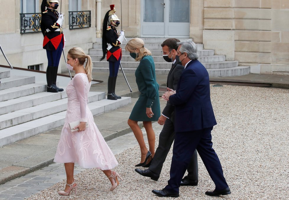 Francouzský prezident Emmanuel Macron s manželkou Brigitte hostili argentinského prezidenta.