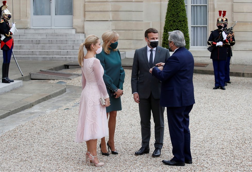 Francouzský prezident Emmanuel Macron s manželkou Brigitte hostili argentinského prezidenta.